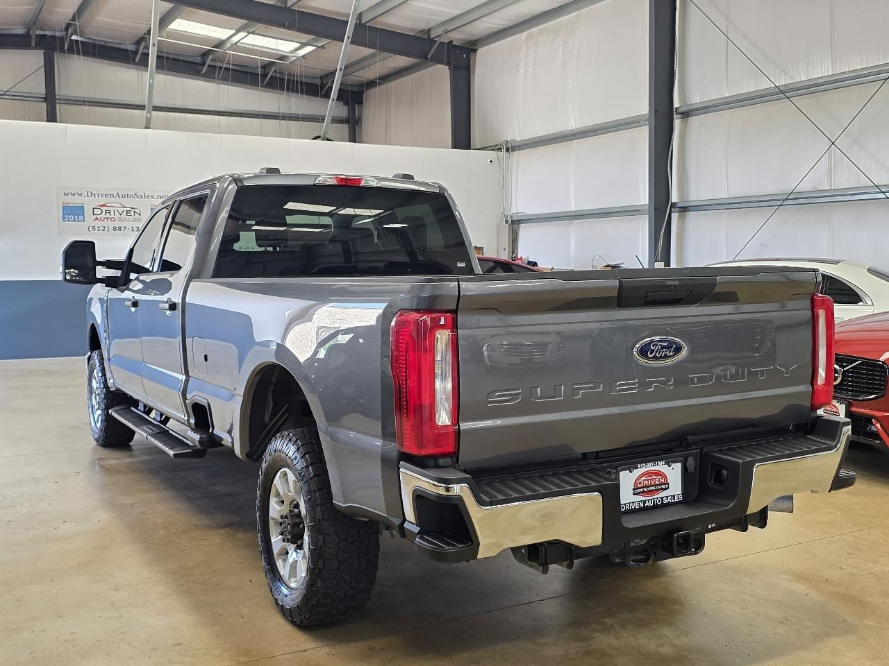 Ford Super Duty F-350 SRW XLT 4WD Crew Cab 8' Box 2024