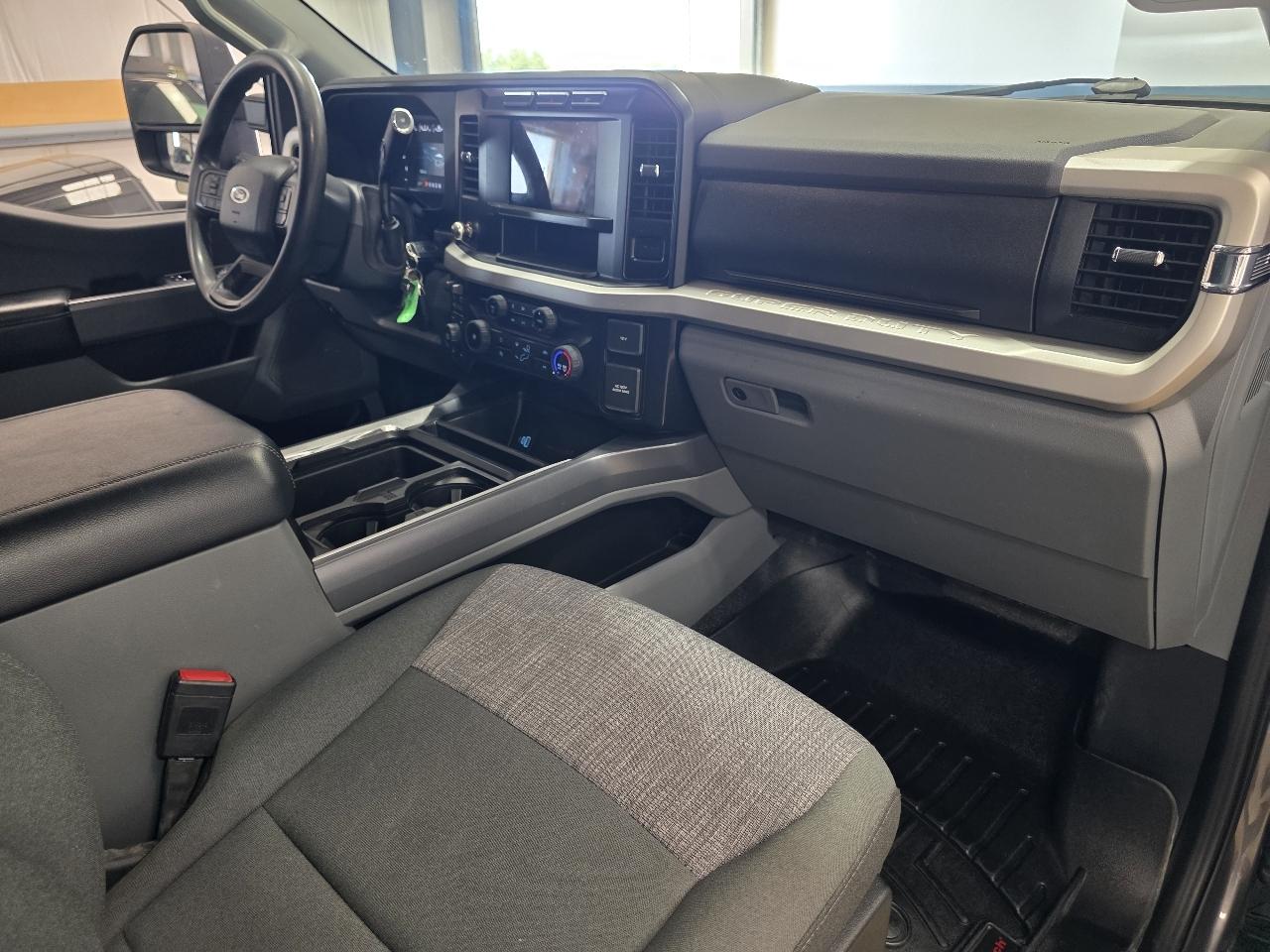 Ford Super Duty F-350 SRW XLT 4WD Crew Cab 8' Box 2024