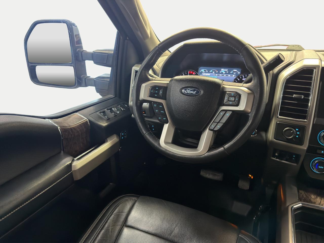 Ford Super Duty F-350 DRW SuperCab 162" WB Lariat 4WD 2018