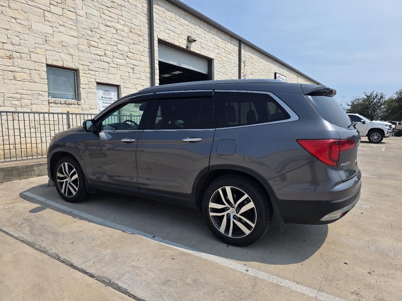 Honda Pilot 2WD 4dr Touring w/RES & Navi 2016