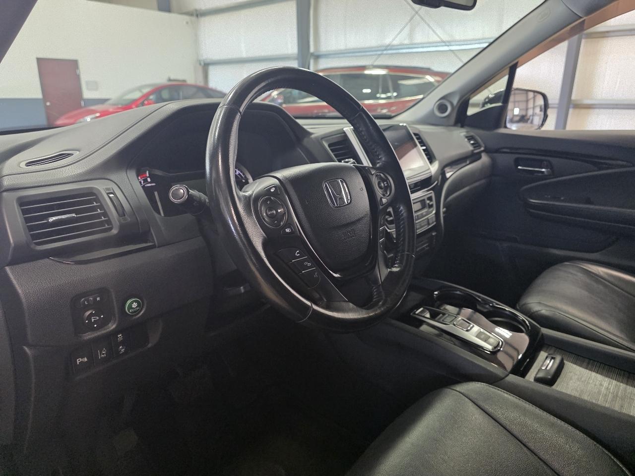 Honda Pilot 2WD 4dr Touring w/RES & Navi 2016