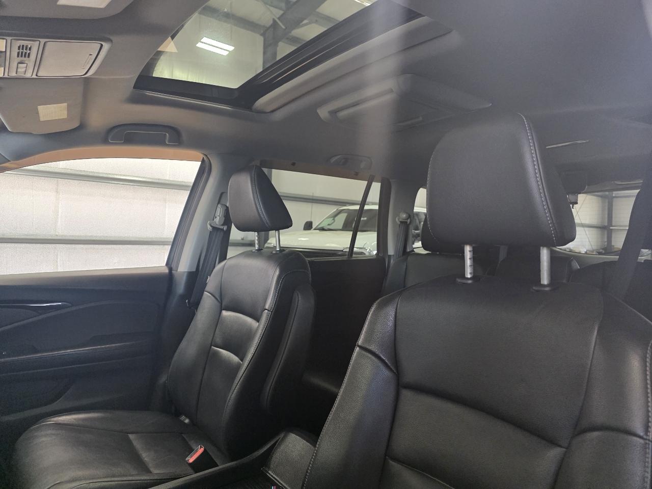 Honda Pilot 2WD 4dr Touring w/RES & Navi 2016