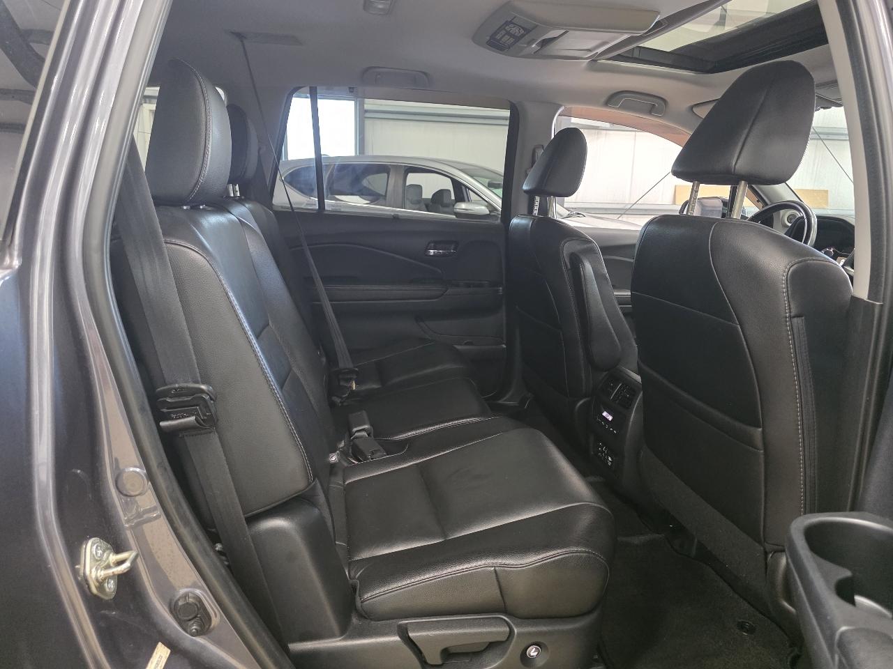 Honda Pilot 2WD 4dr Touring w/RES & Navi 2016