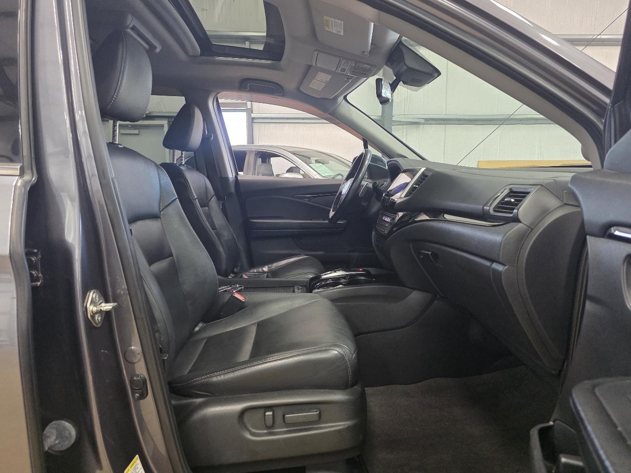 Honda Pilot 2WD 4dr Touring w/RES & Navi 2016