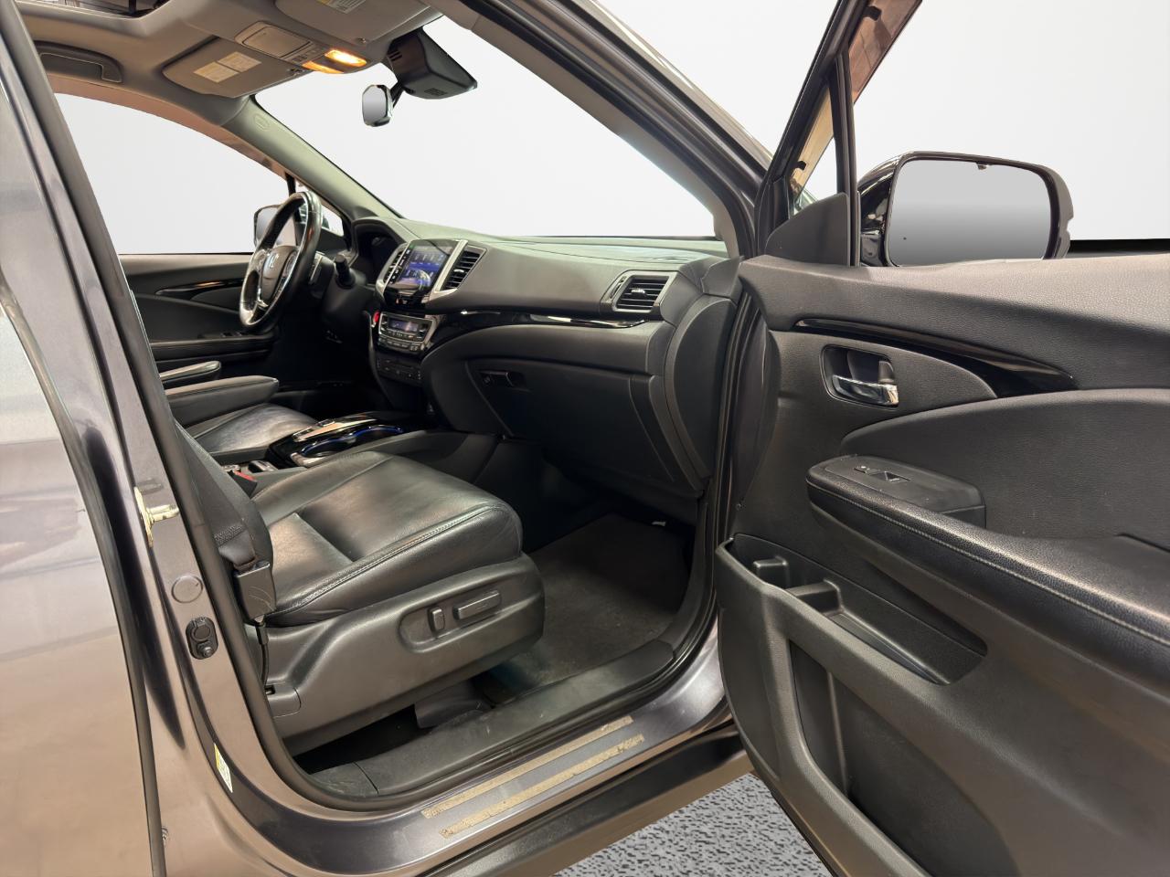 Honda Pilot 2WD 4dr Touring w/RES & Navi 2016