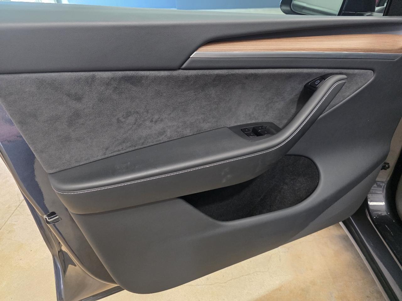 Tesla Model Y Long Range AWD *Ltd Avail* 2025