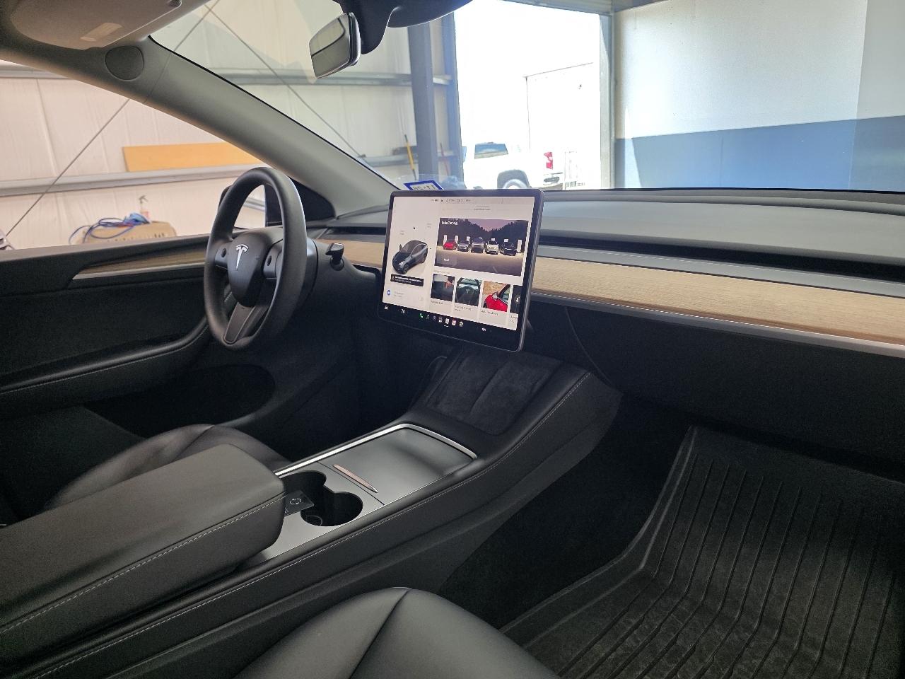 Tesla Model Y Long Range AWD *Ltd Avail* 2025