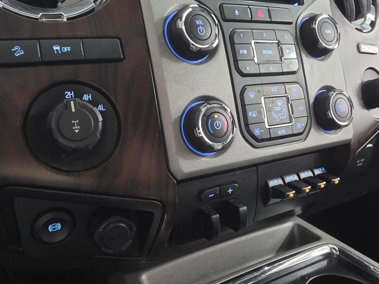 Ford Super Duty F-250 SRW Lariat 4WD Crew Cab 6.75' Box 2015