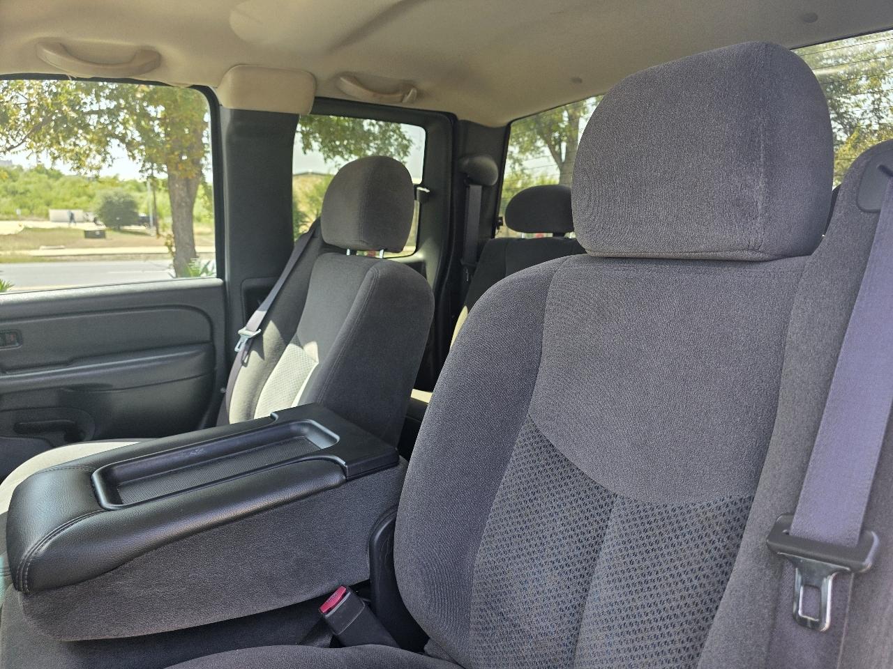 Chevrolet Silverado 1500 Ext Cab 143.5" WB LS 2005