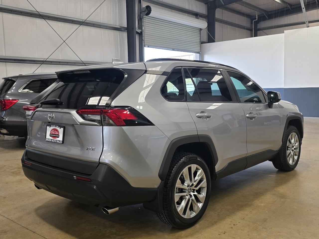 Toyota RAV4 XLE Premium FWD (Natl) 2022