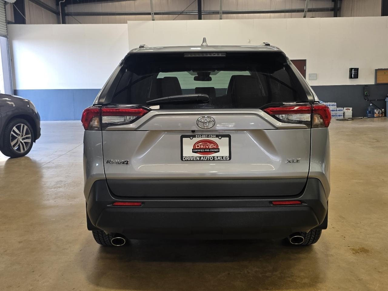 Toyota RAV4 XLE Premium FWD (Natl) 2022