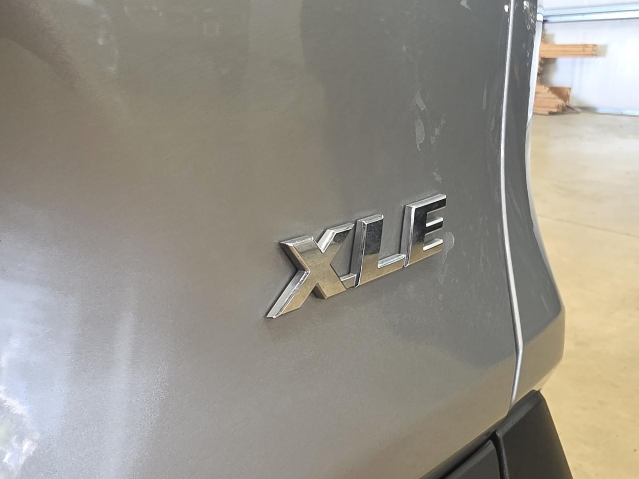 Toyota RAV4 XLE Premium FWD (Natl) 2022