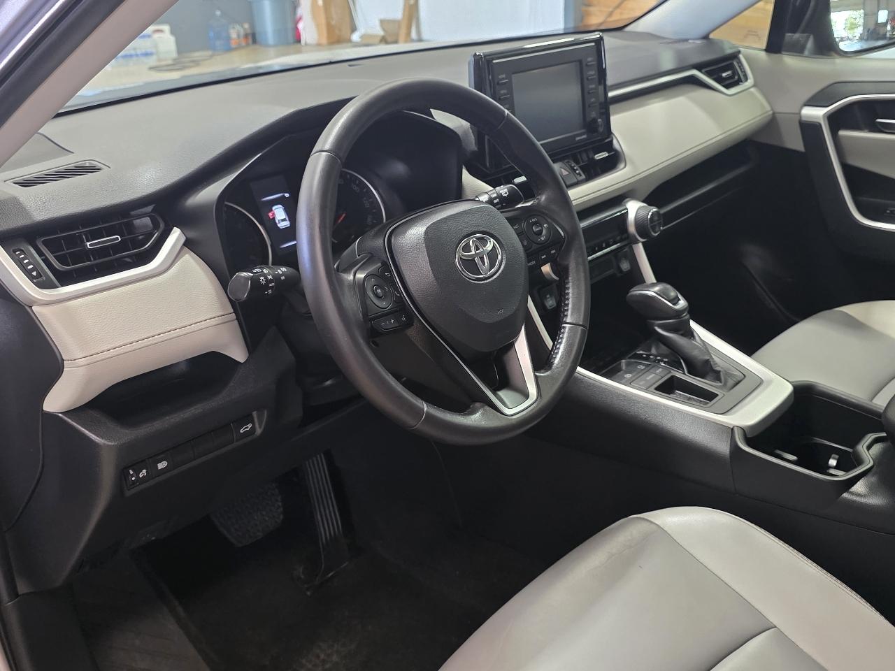 Toyota RAV4 XLE Premium FWD (Natl) 2022