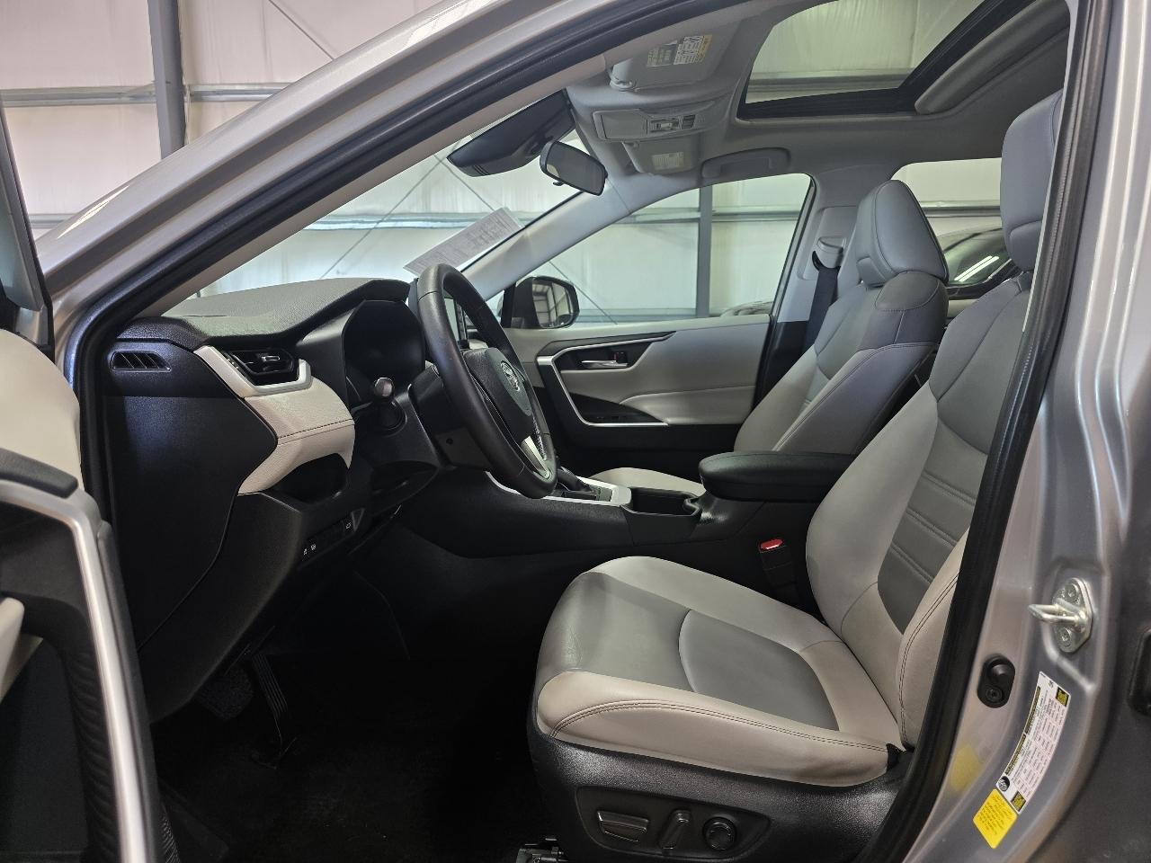 Toyota RAV4 XLE Premium FWD (Natl) 2022