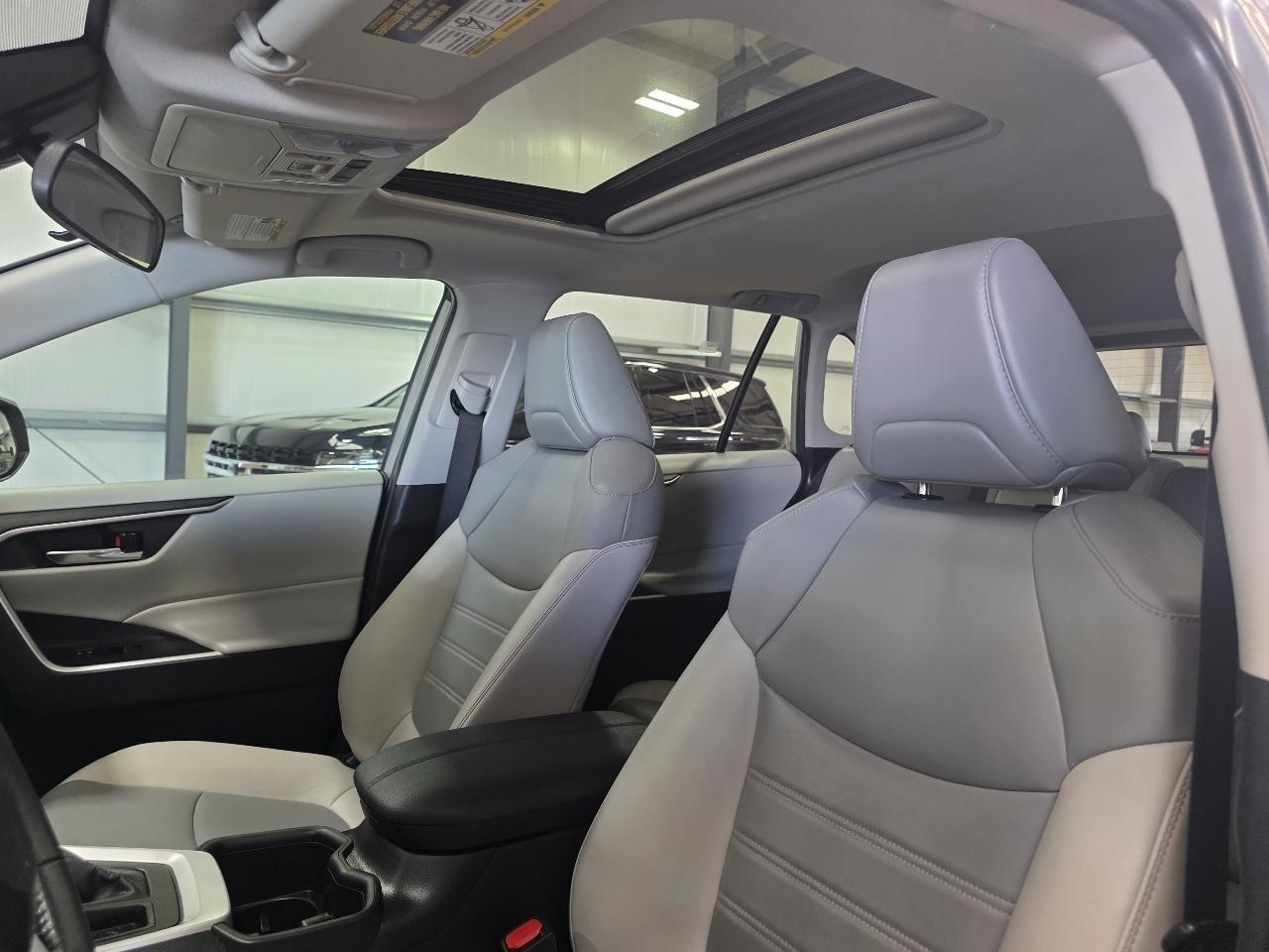 Toyota RAV4 XLE Premium FWD (Natl) 2022