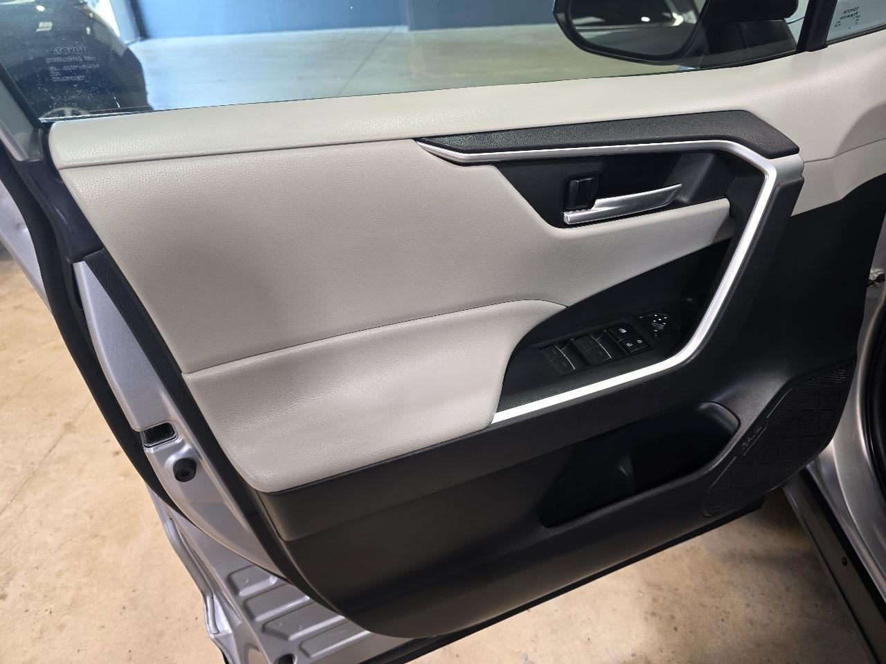 Toyota RAV4 XLE Premium FWD (Natl) 2022
