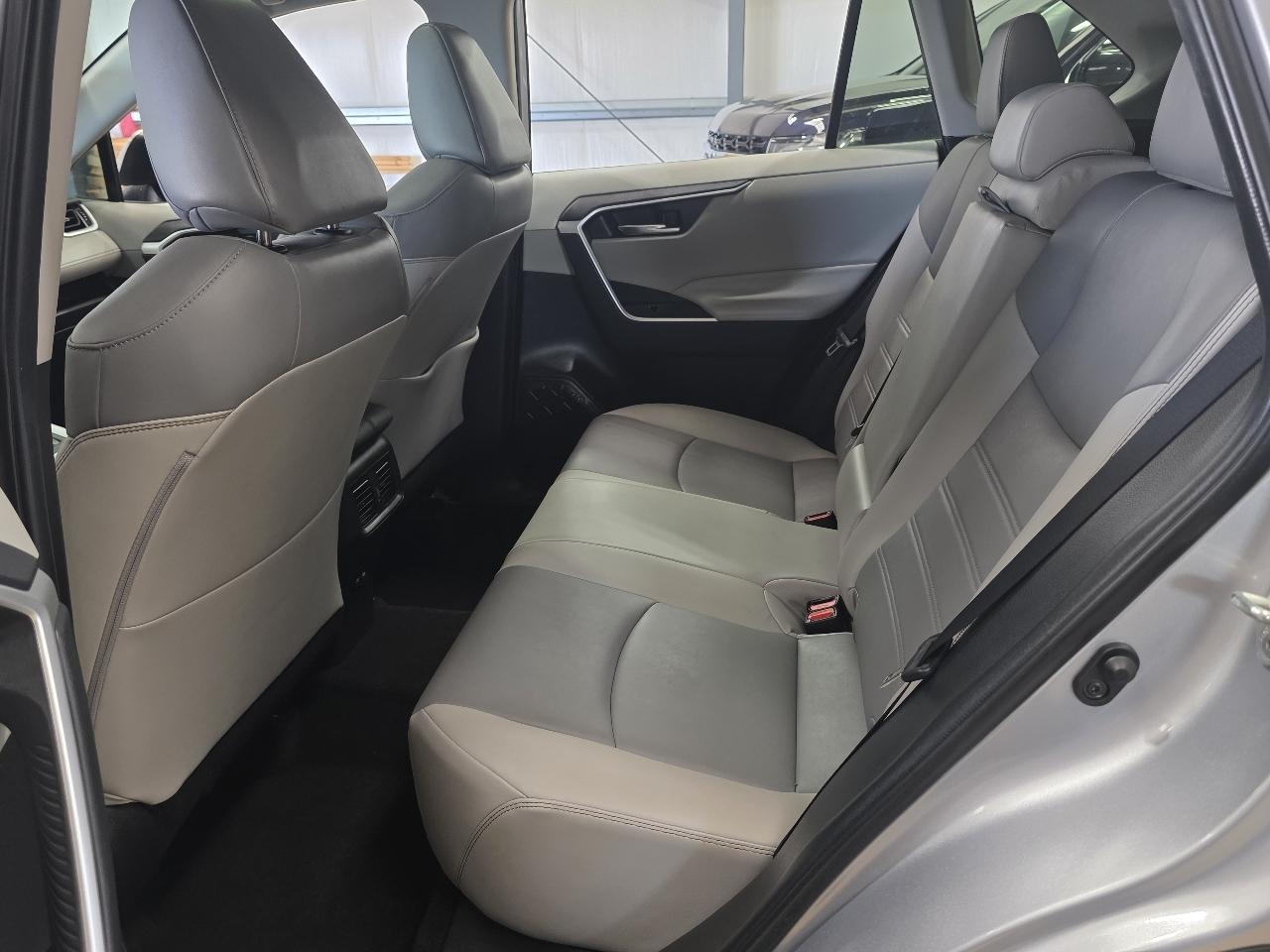 Toyota RAV4 XLE Premium FWD (Natl) 2022