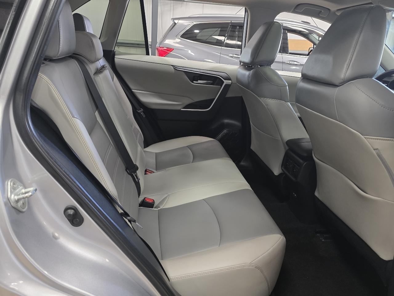 Toyota RAV4 XLE Premium FWD (Natl) 2022