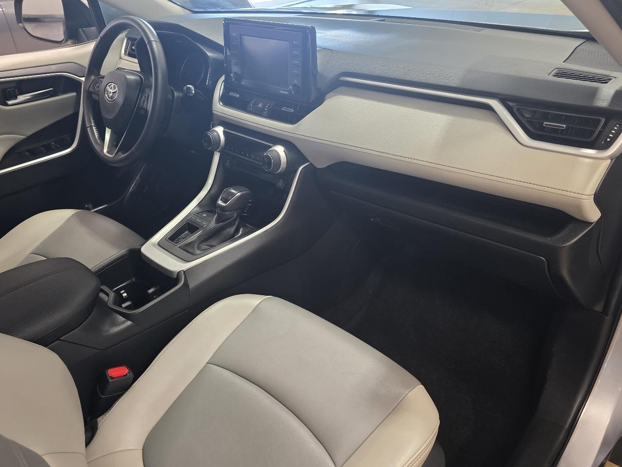 Toyota RAV4 XLE Premium FWD (Natl) 2022