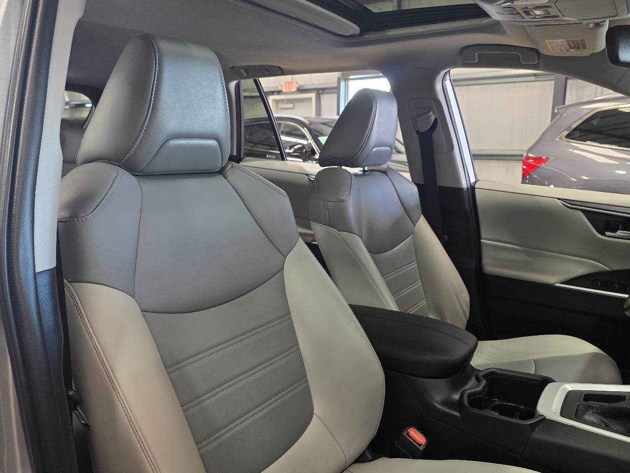 Toyota RAV4 XLE Premium FWD (Natl) 2022