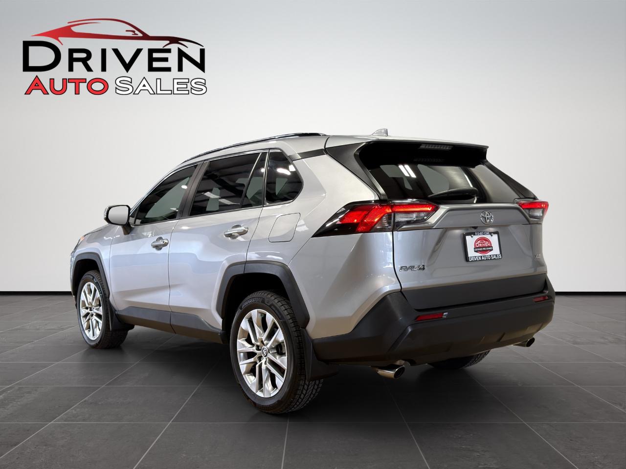 Toyota RAV4 XLE Premium FWD (Natl) 2022