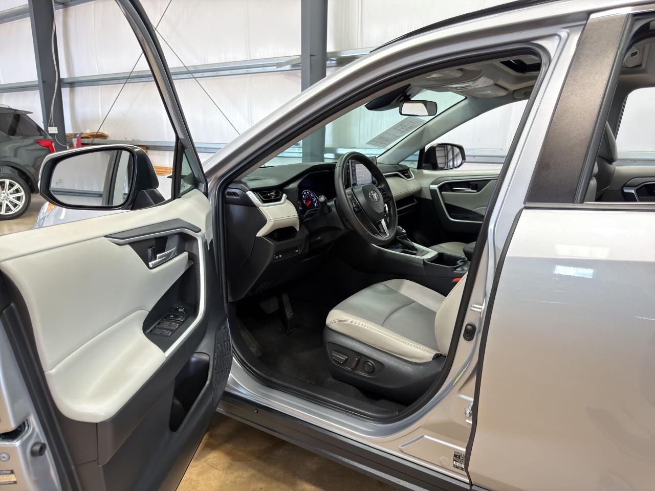 Toyota RAV4 XLE Premium FWD (Natl) 2022