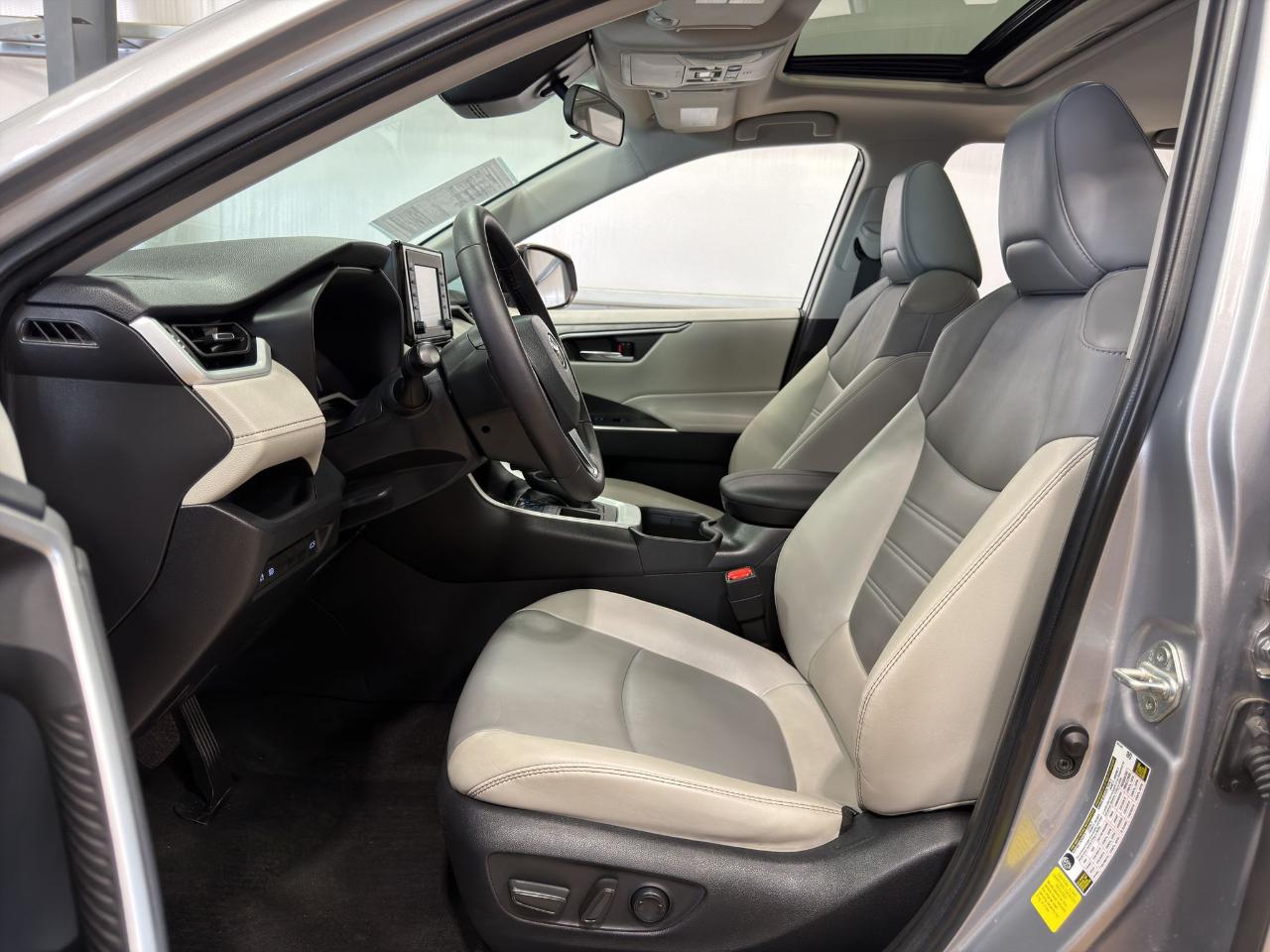Toyota RAV4 XLE Premium FWD (Natl) 2022