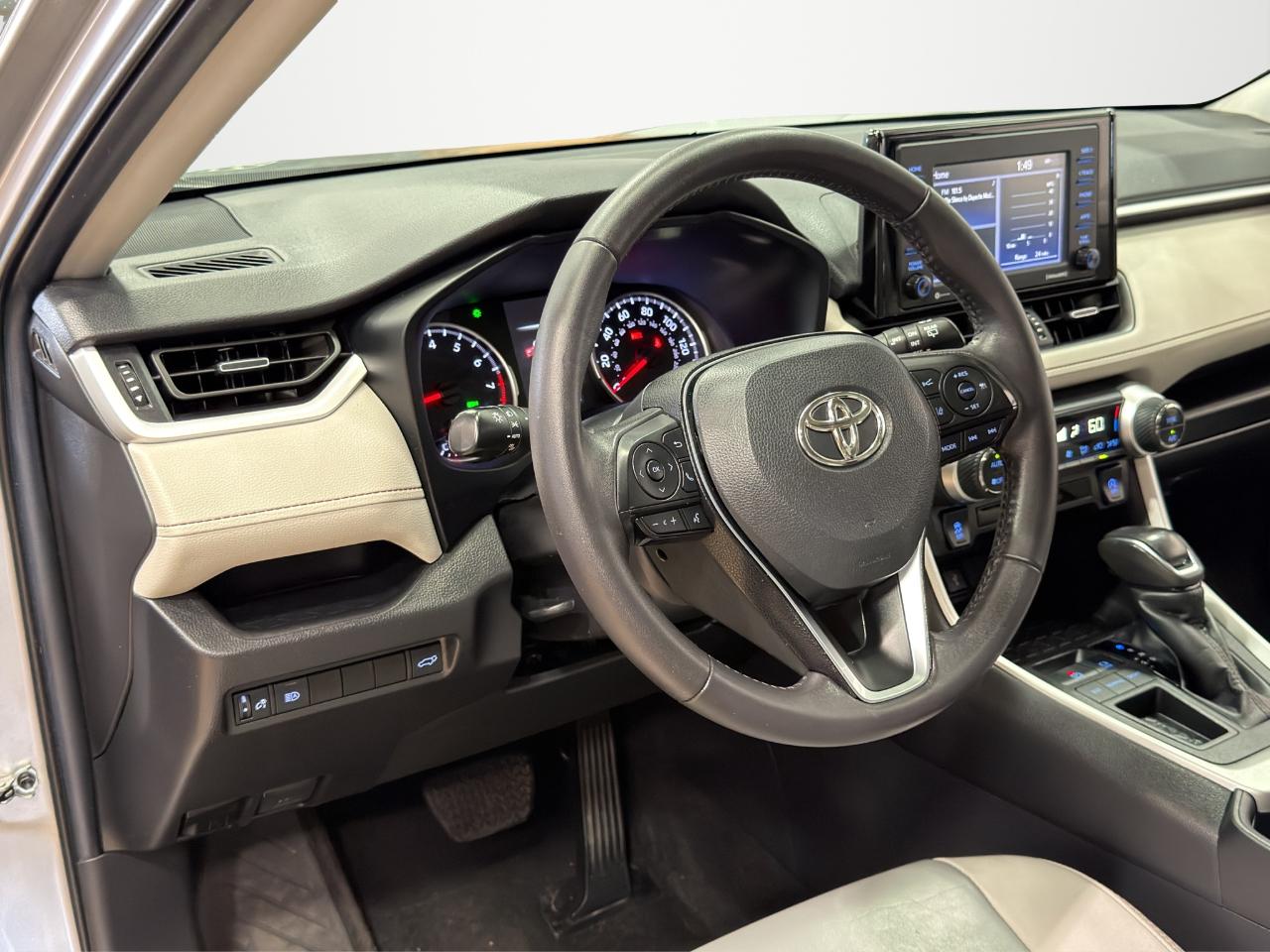 Toyota RAV4 XLE Premium FWD (Natl) 2022