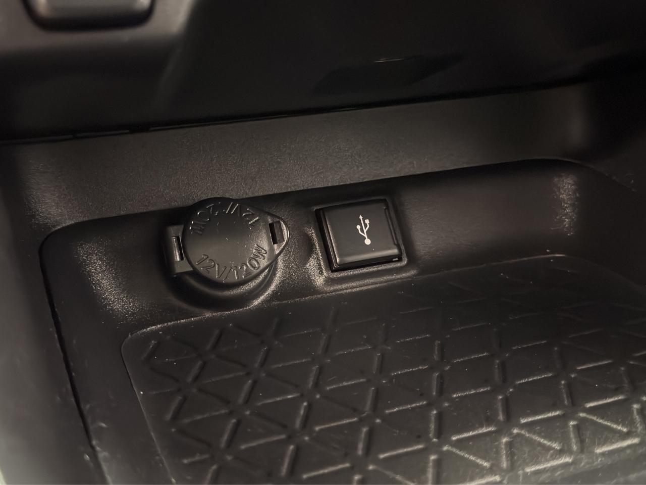 Toyota RAV4 XLE Premium FWD (Natl) 2022