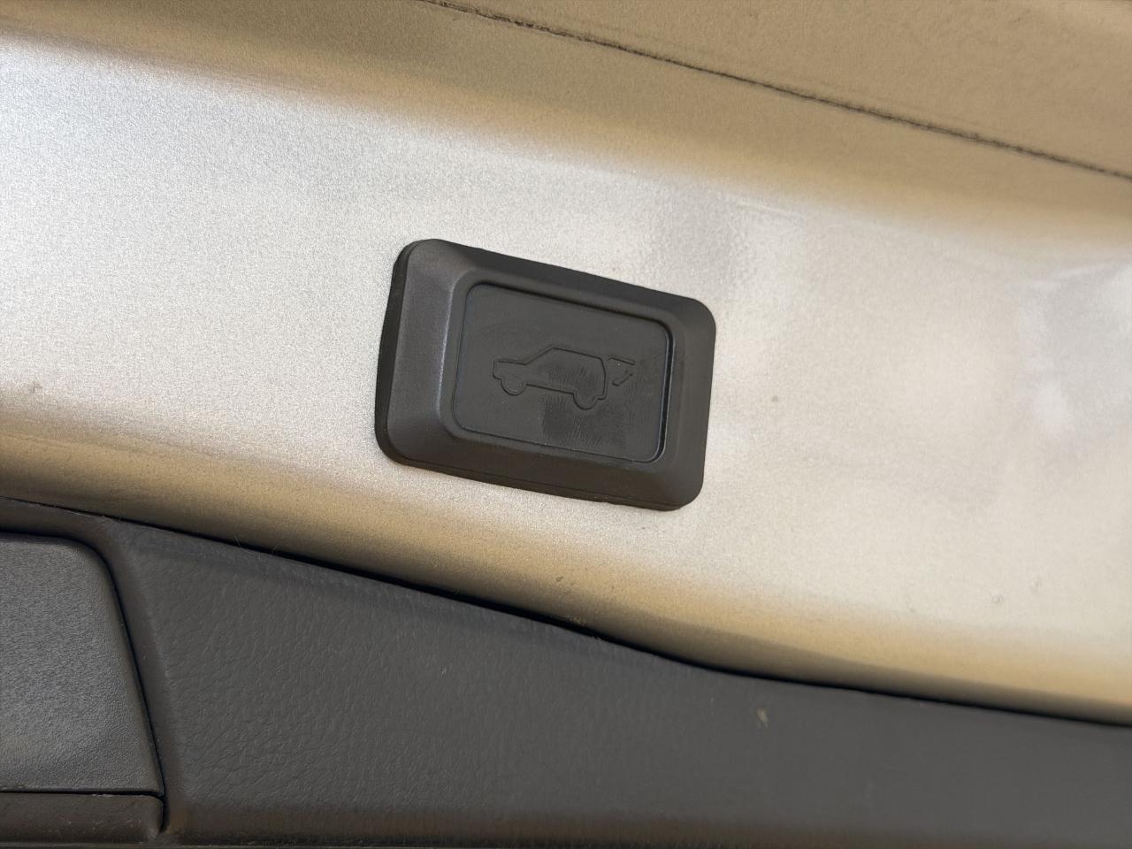 Toyota RAV4 XLE Premium FWD (Natl) 2022