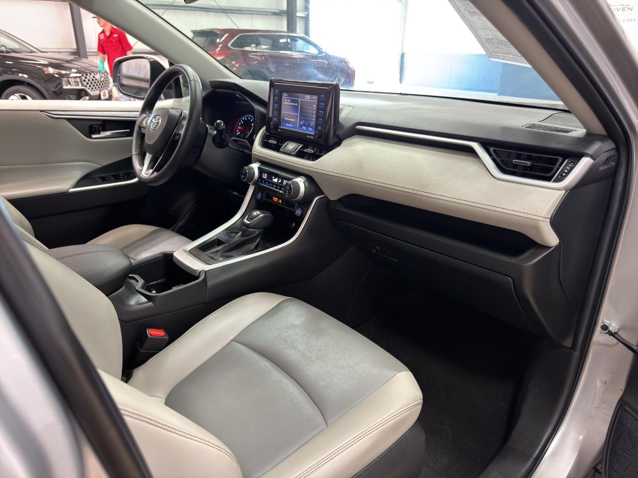 Toyota RAV4 XLE Premium FWD (Natl) 2022