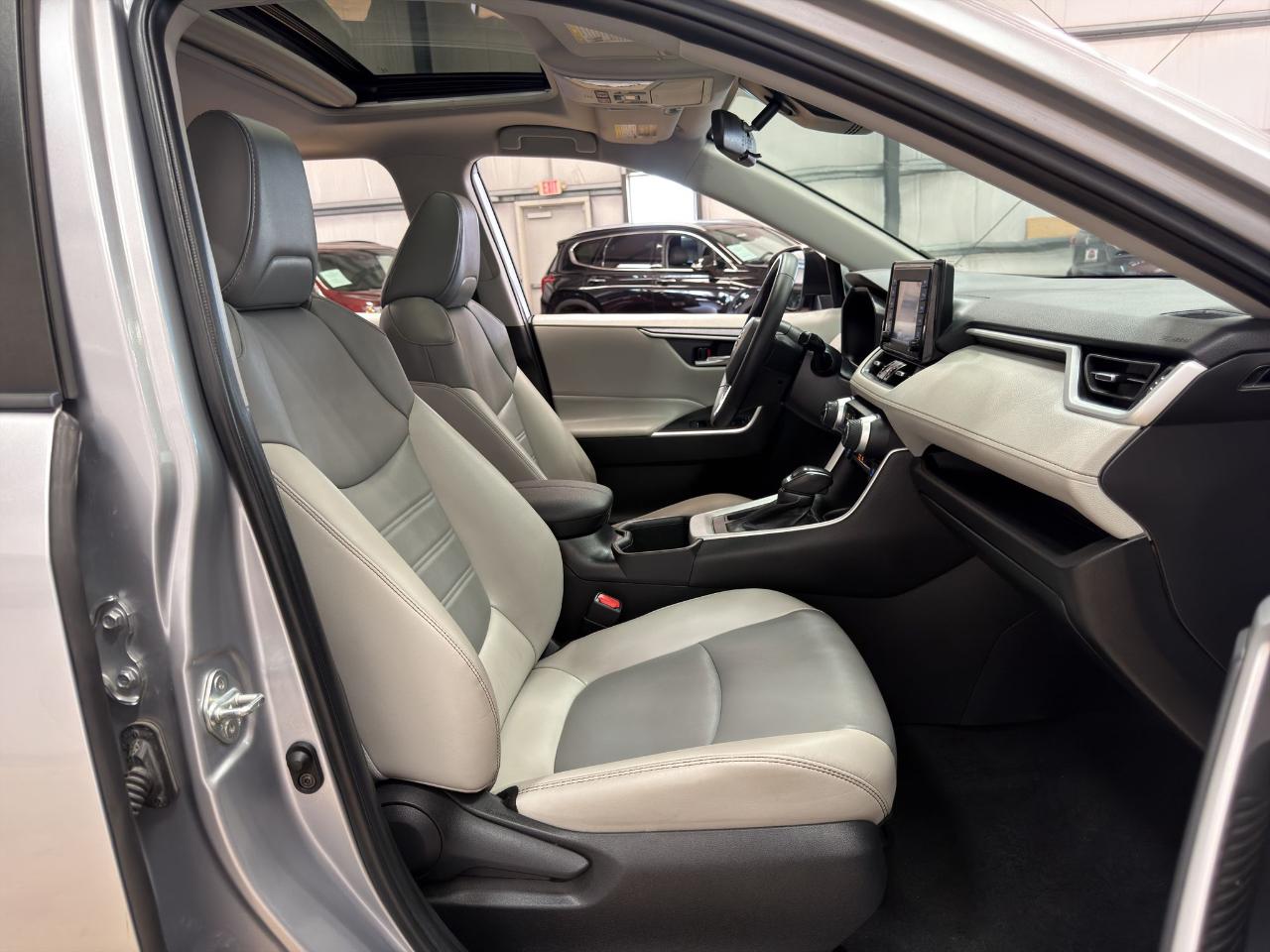 Toyota RAV4 XLE Premium FWD (Natl) 2022