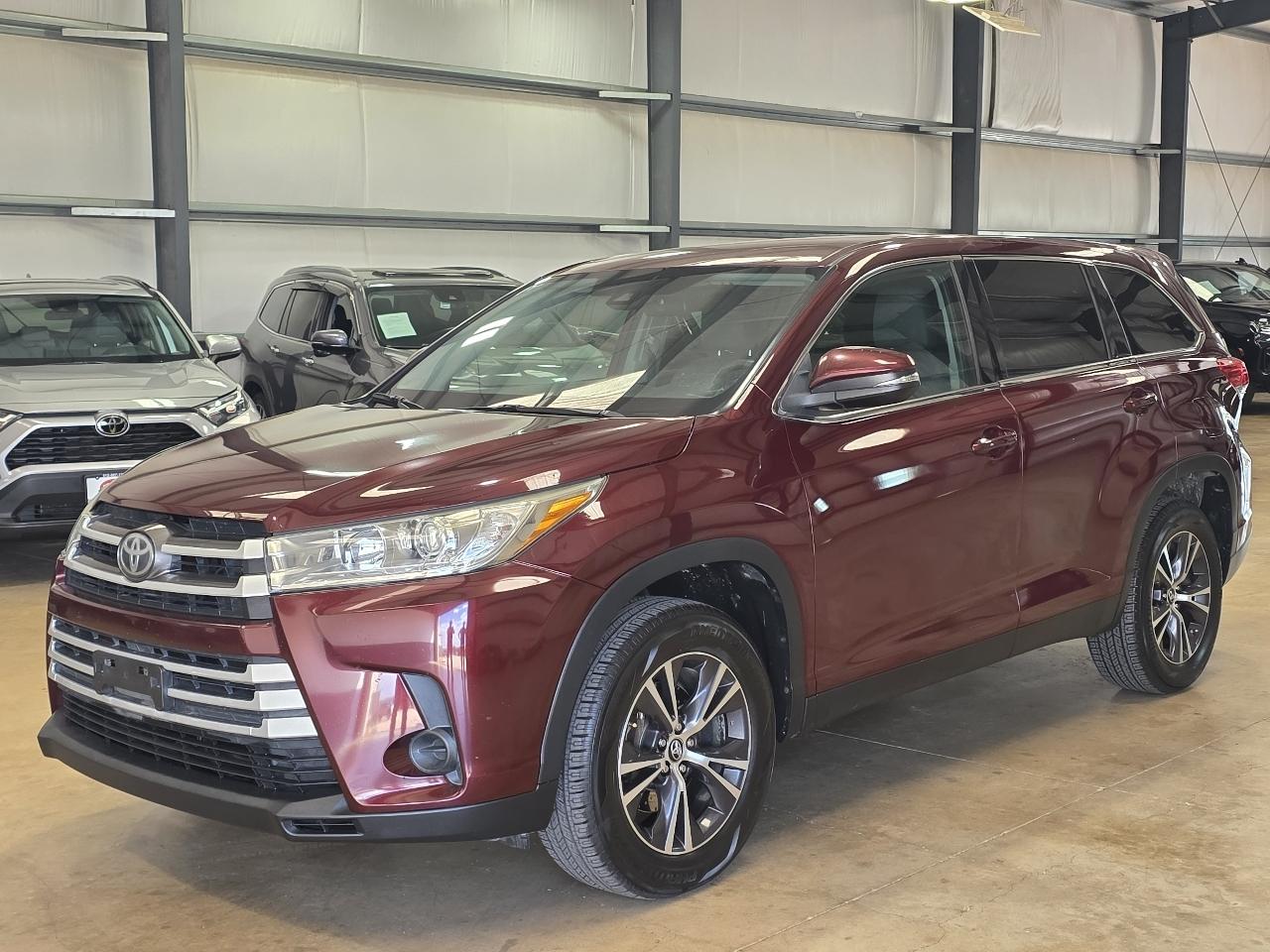 Toyota Highlander LE V6 FWD (Natl) 2019