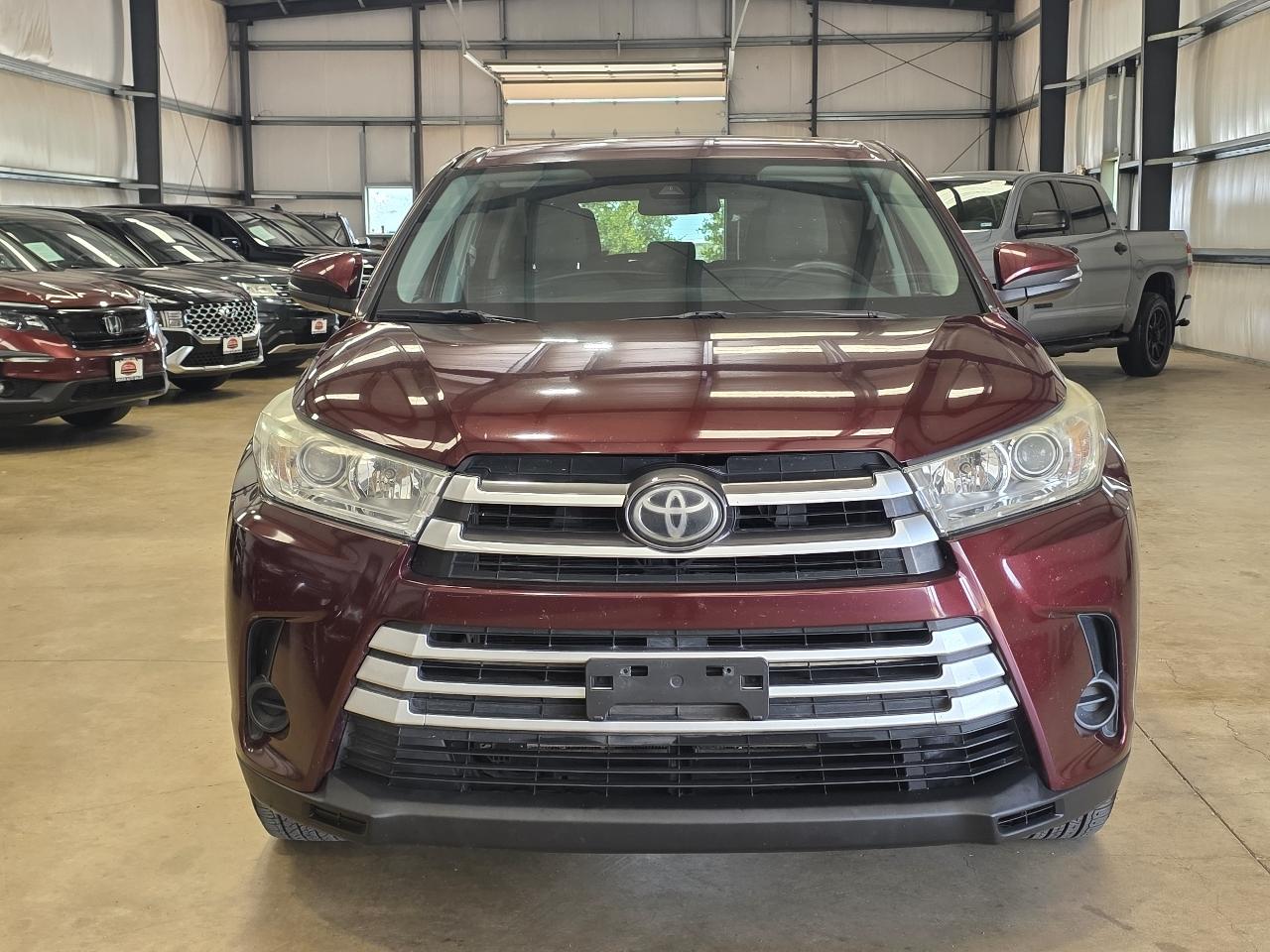 Toyota Highlander LE V6 FWD (Natl) 2019