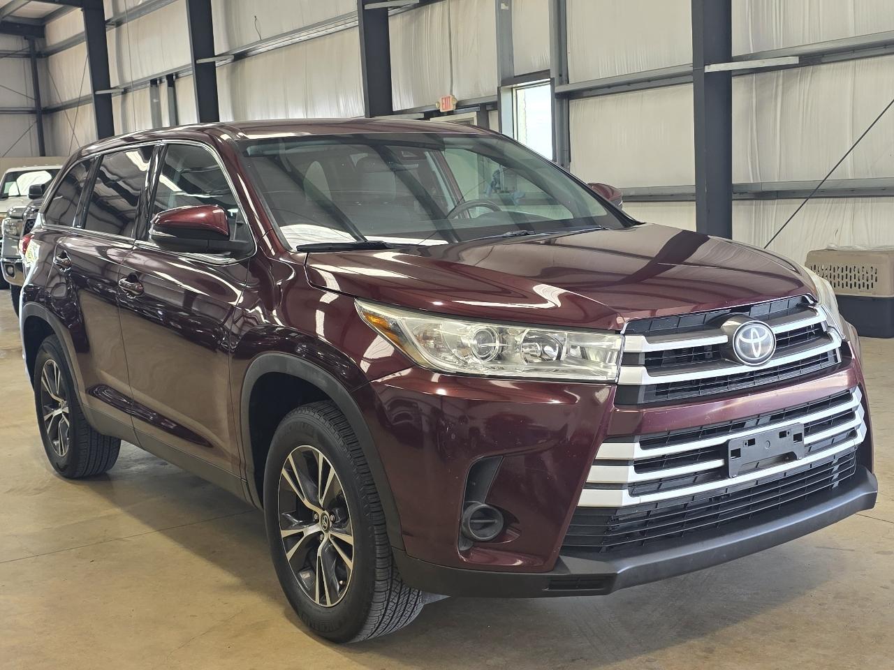 Toyota Highlander LE V6 FWD (Natl) 2019