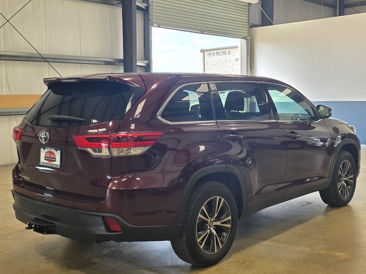 Toyota Highlander LE V6 FWD (Natl) 2019