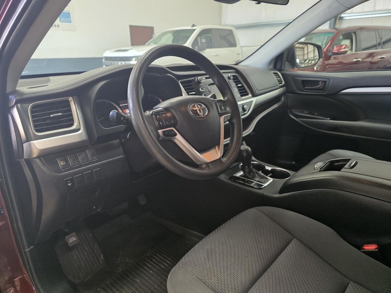 Toyota Highlander LE V6 FWD (Natl) 2019