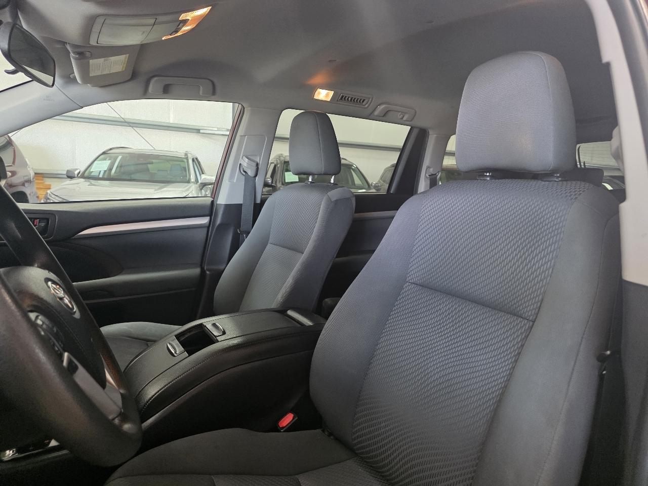 Toyota Highlander LE V6 FWD (Natl) 2019