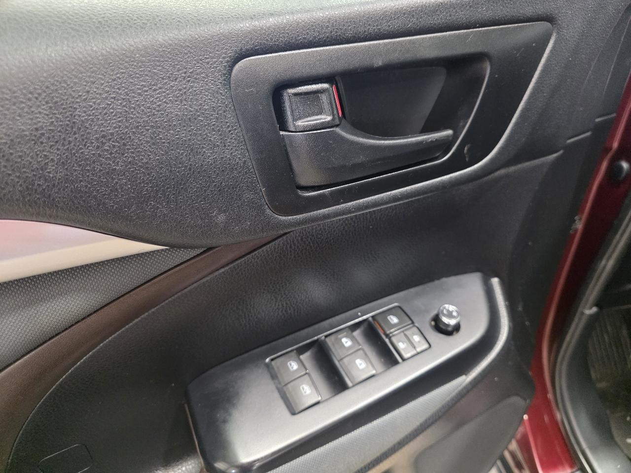 Toyota Highlander LE V6 FWD (Natl) 2019