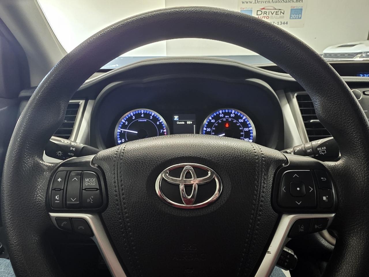 Toyota Highlander LE V6 FWD (Natl) 2019