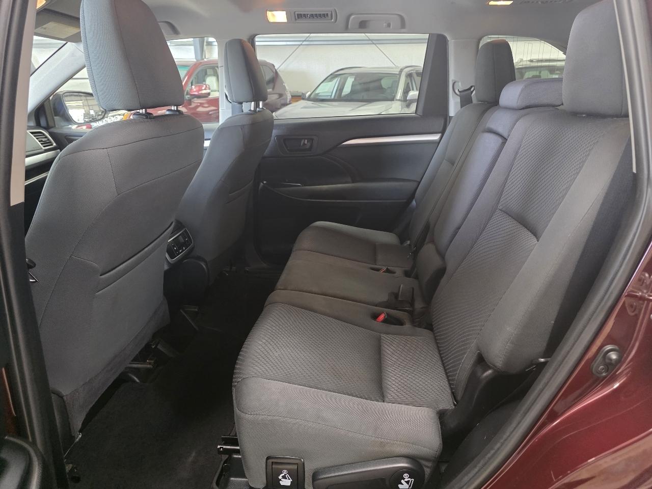 Toyota Highlander LE V6 FWD (Natl) 2019