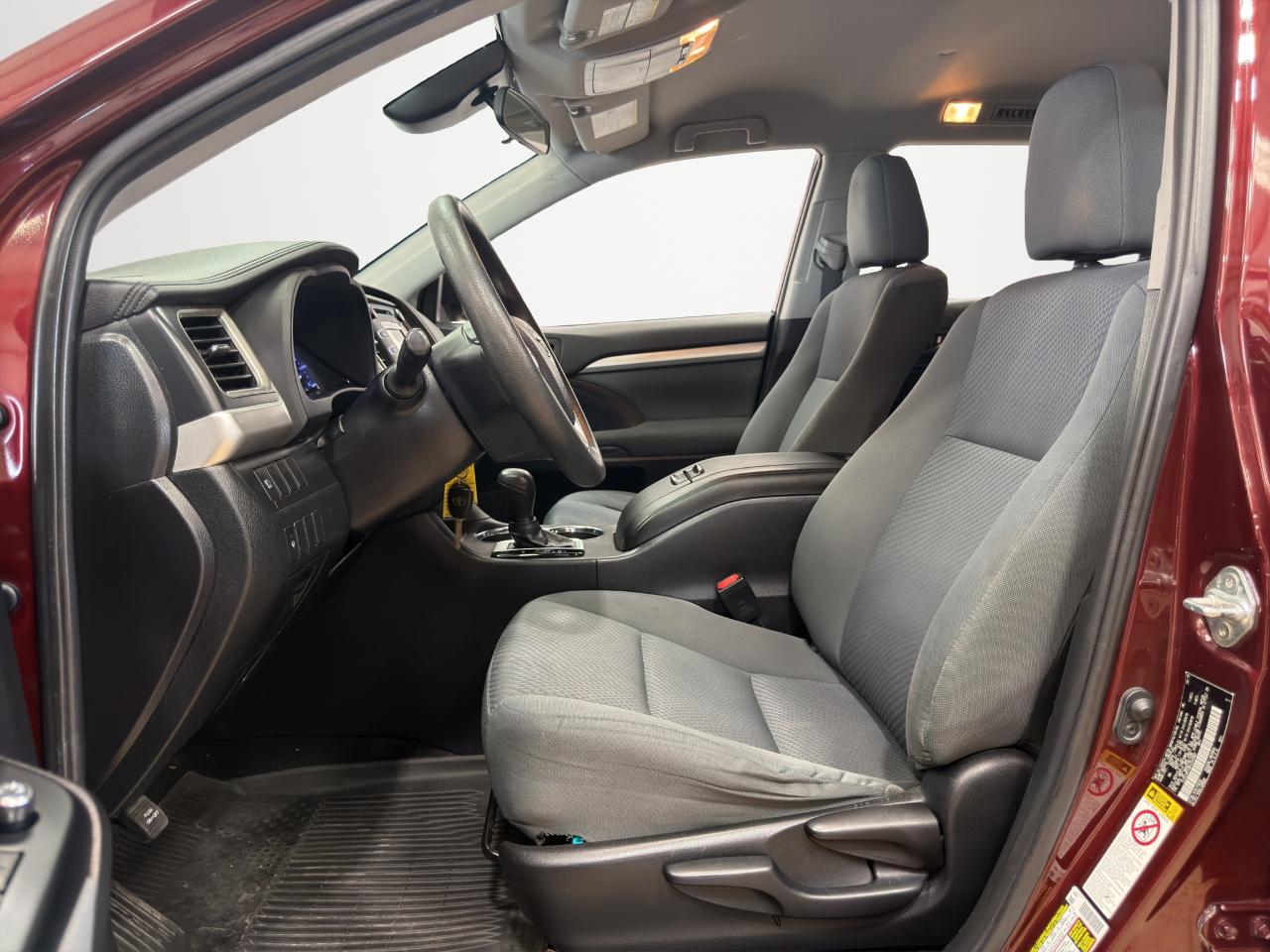 Toyota Highlander LE V6 FWD (Natl) 2019
