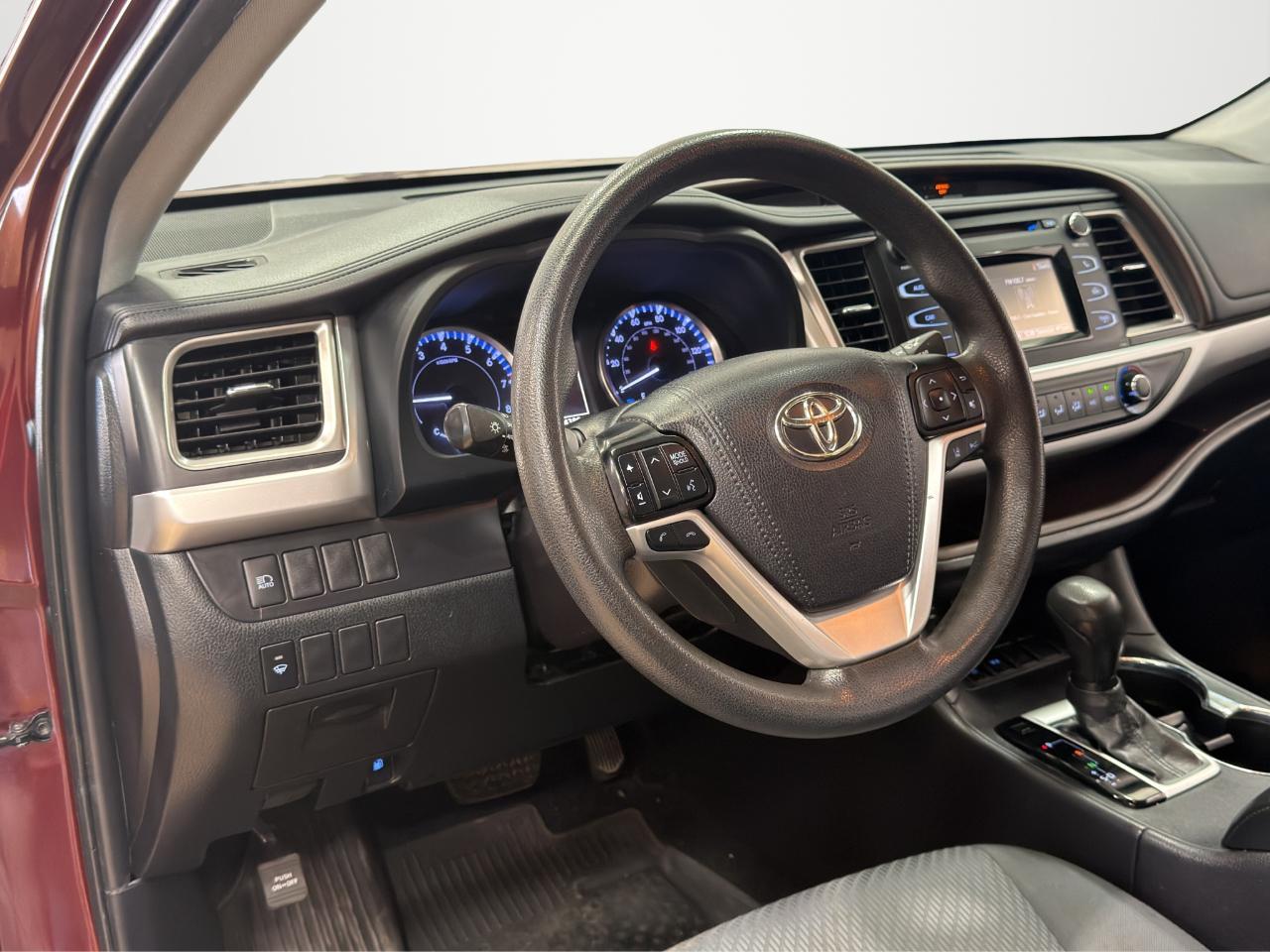 Toyota Highlander LE V6 FWD (Natl) 2019
