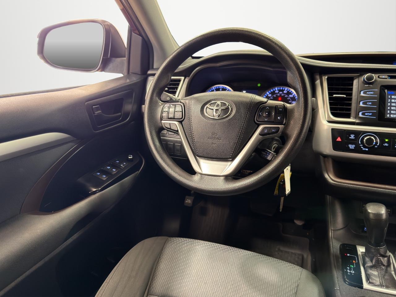 Toyota Highlander LE V6 FWD (Natl) 2019