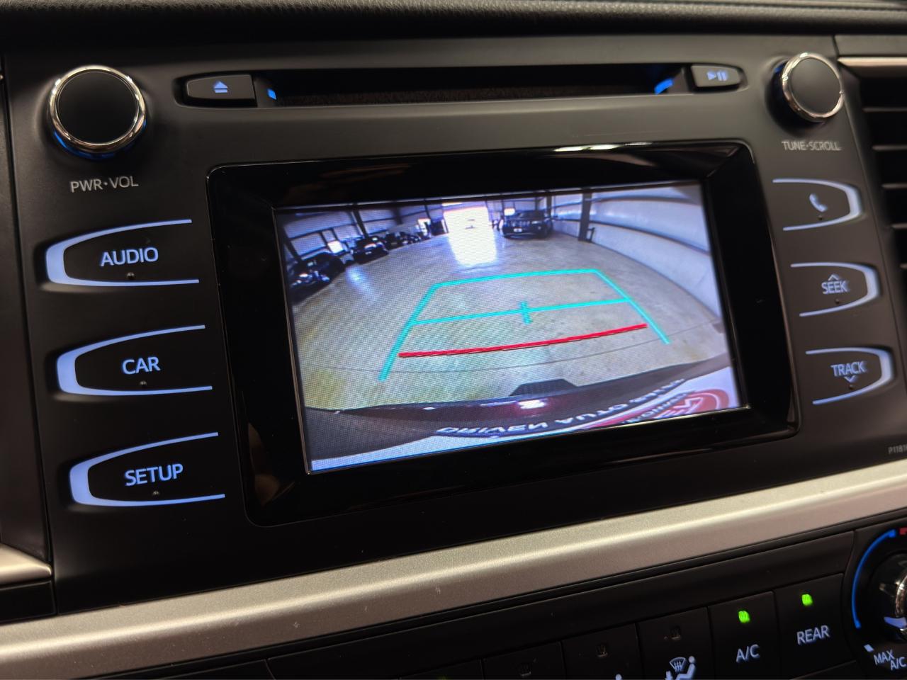 Toyota Highlander LE V6 FWD (Natl) 2019