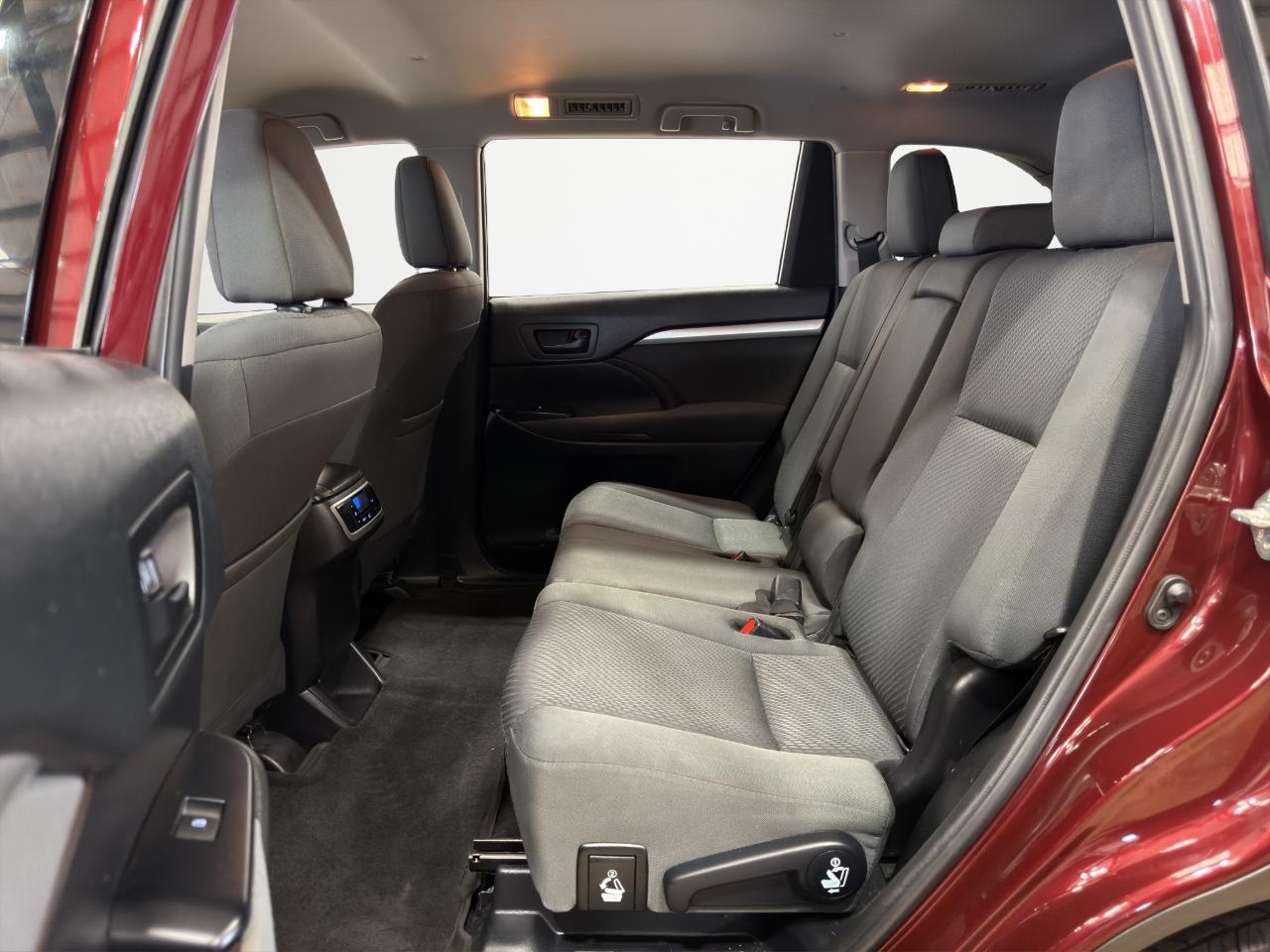 Toyota Highlander LE V6 FWD (Natl) 2019