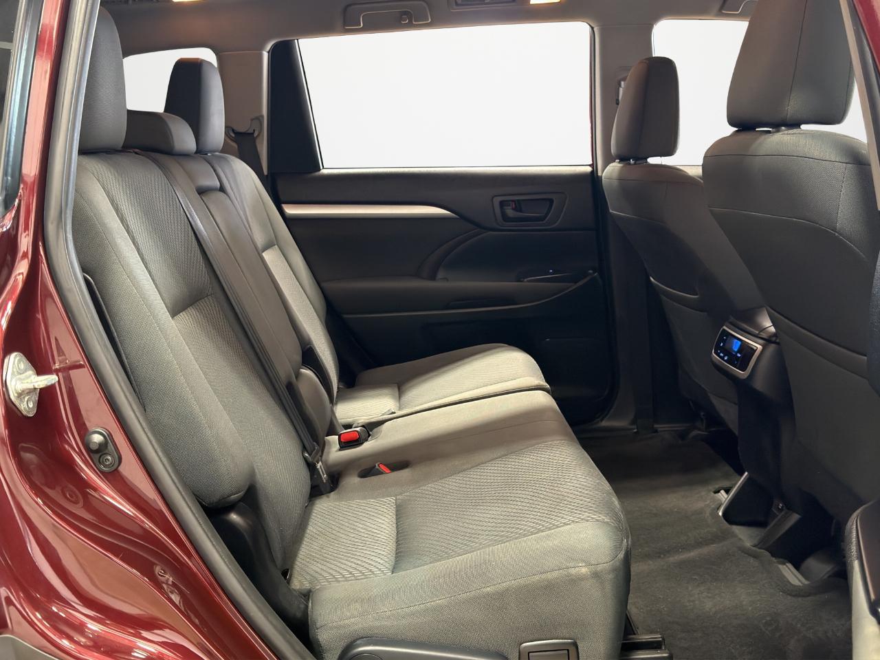 Toyota Highlander LE V6 FWD (Natl) 2019