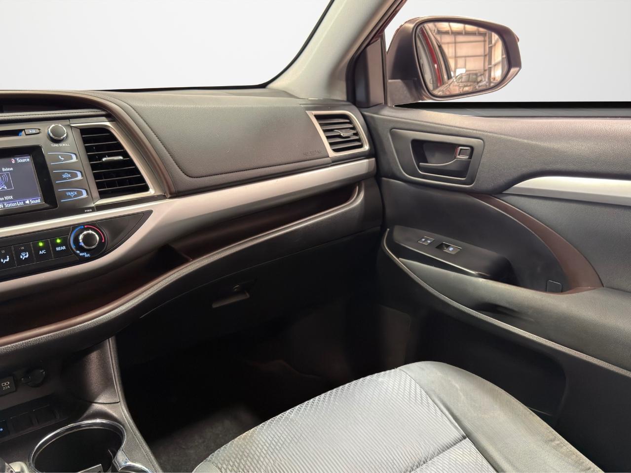 Toyota Highlander LE V6 FWD (Natl) 2019