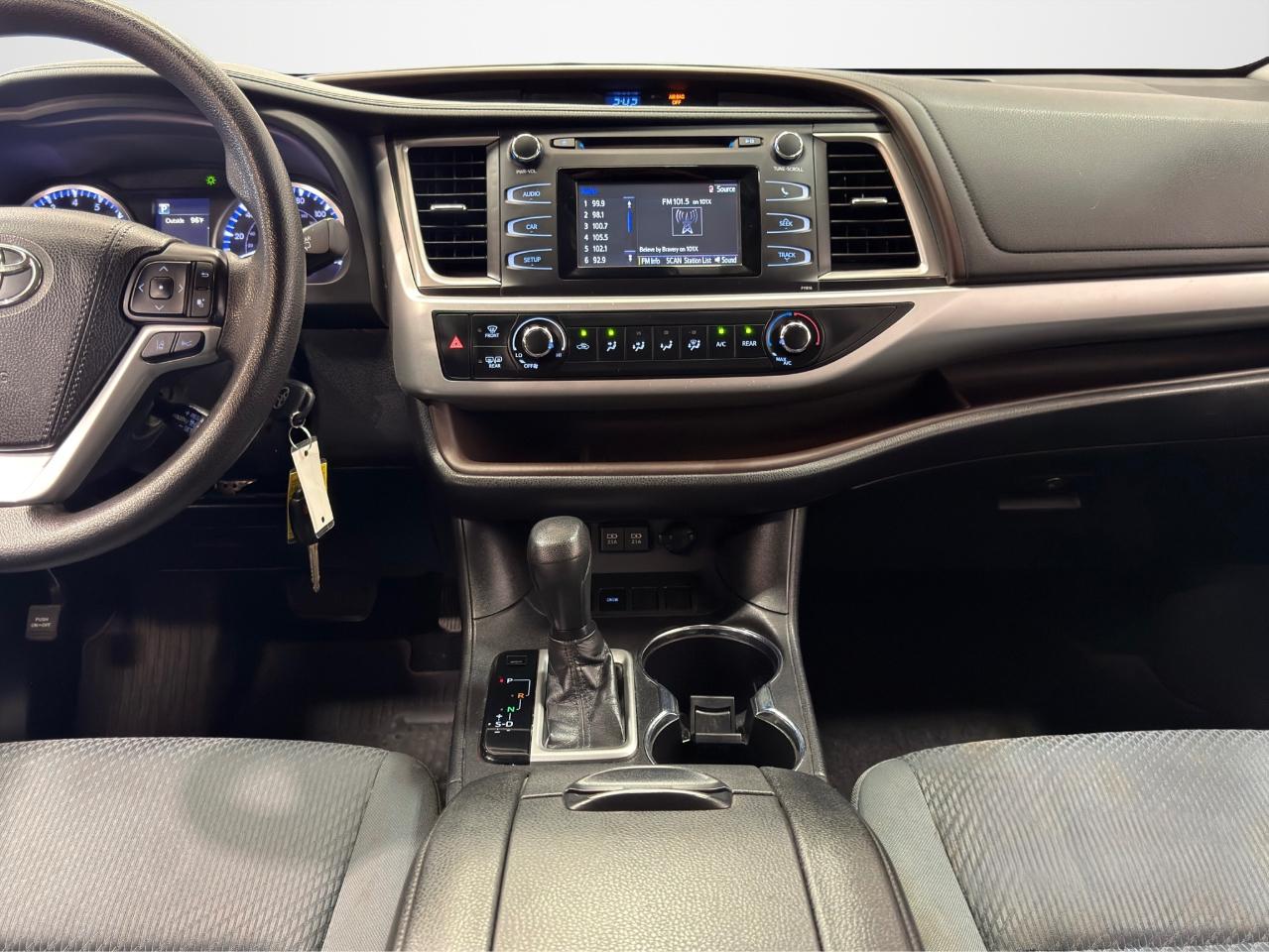 Toyota Highlander LE V6 FWD (Natl) 2019