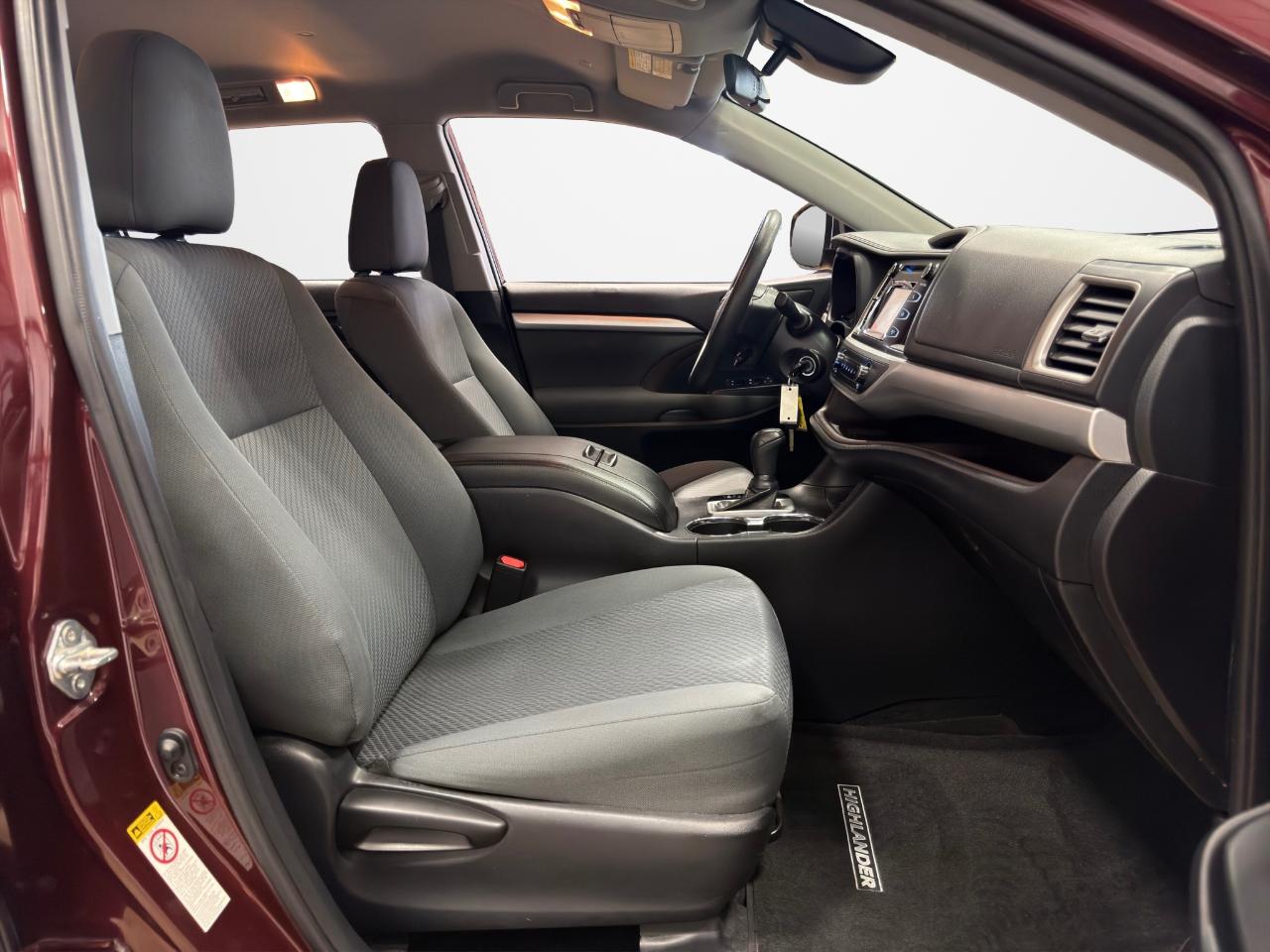 Toyota Highlander LE V6 FWD (Natl) 2019